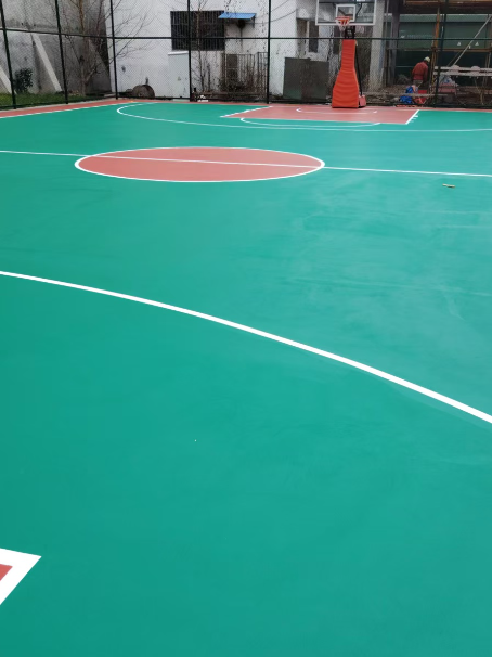 铁山港 球场长期使用易出现地面开裂